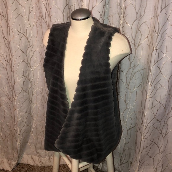 Gray faux fur Vest. Soft. - Picture 2 of 6